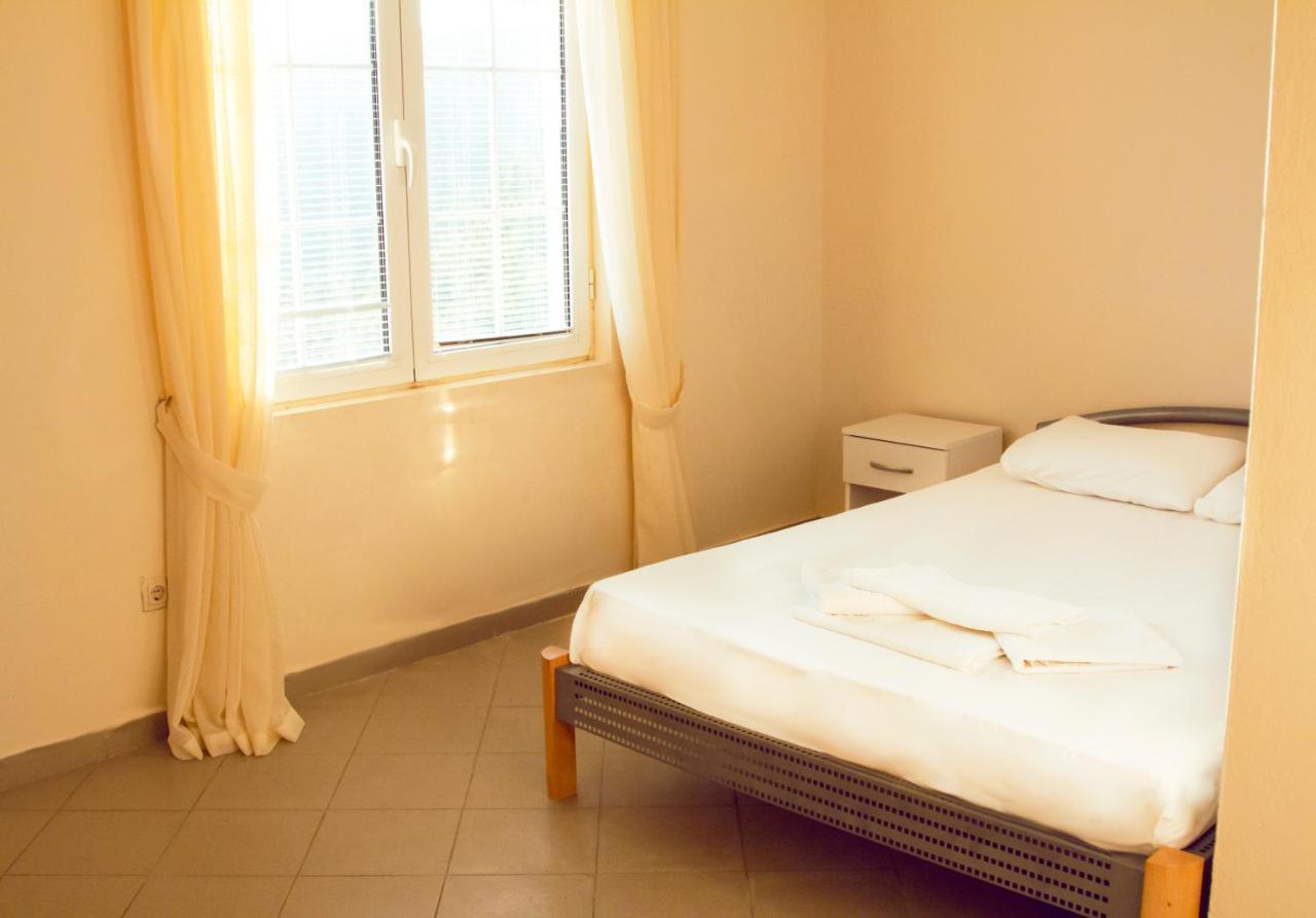 Hostel "Kraljica Snezna " ซูโตมอเร ภายนอก รูปภาพ