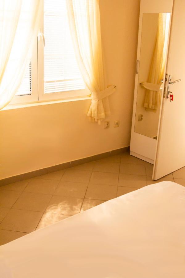 Hostel "Kraljica Snezna " ซูโตมอเร ภายนอก รูปภาพ
