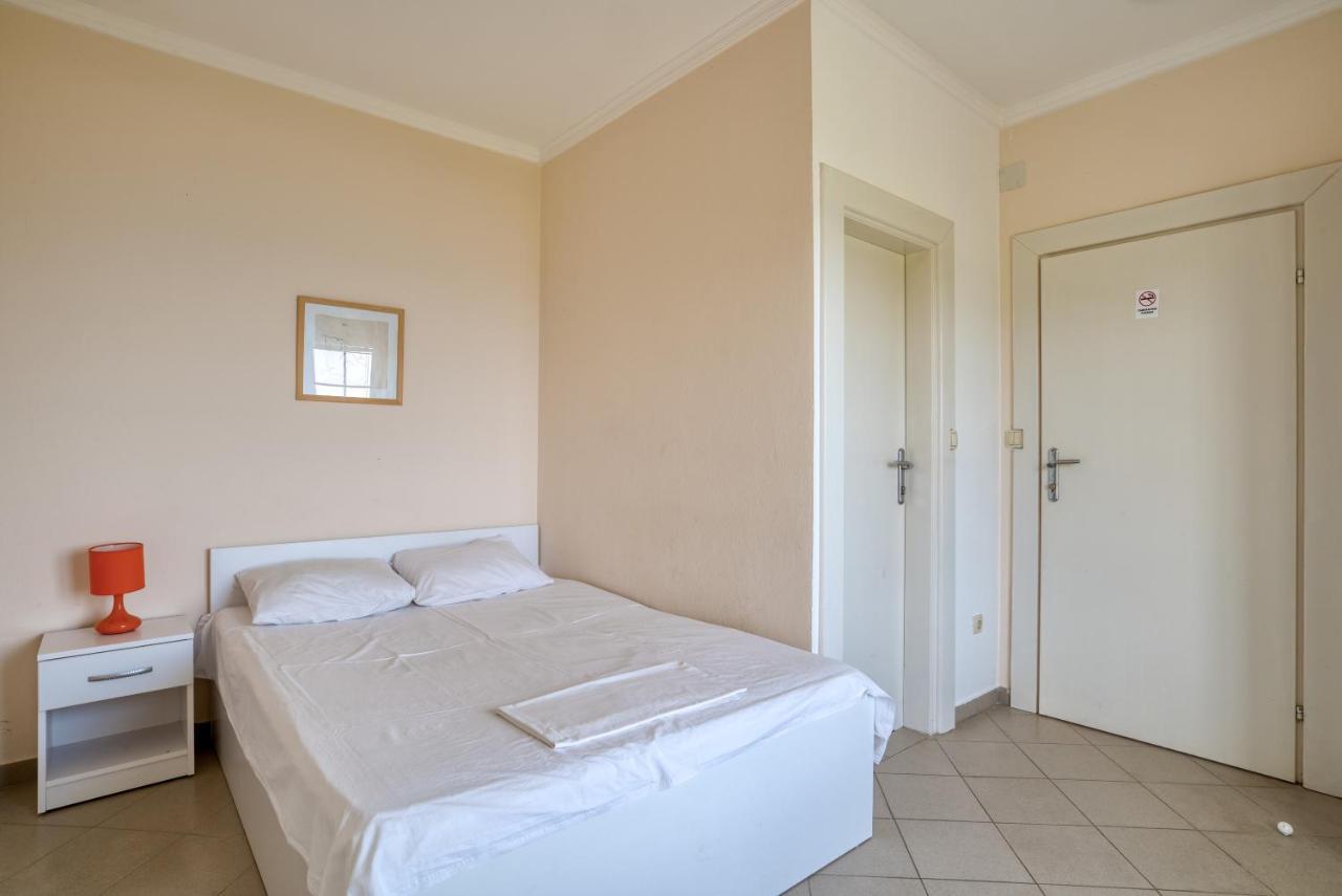 Hostel "Kraljica Snezna " ซูโตมอเร ภายนอก รูปภาพ